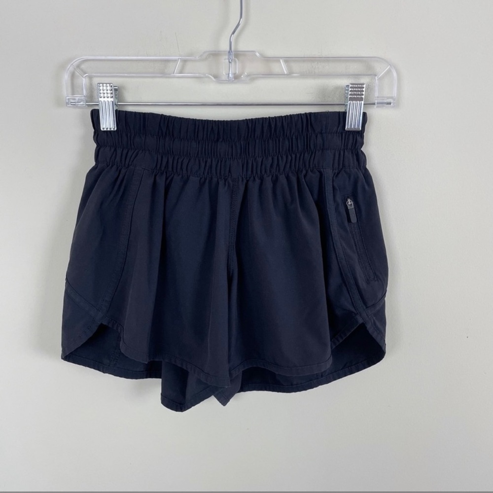 Lululemon black tracker shorts 4” size 6